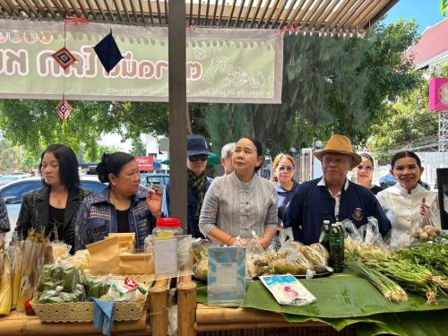 พช.เมืองขอนแก่น : ร่วมเปิดตลาดนัด “โคก หนอง นา ขอนแก่น” ชวนชิม ช็อป ใช้ ผลผลิตและผลิตภัณฑ์คุณภาพจากเครือข่ายโคก หนอง นา 